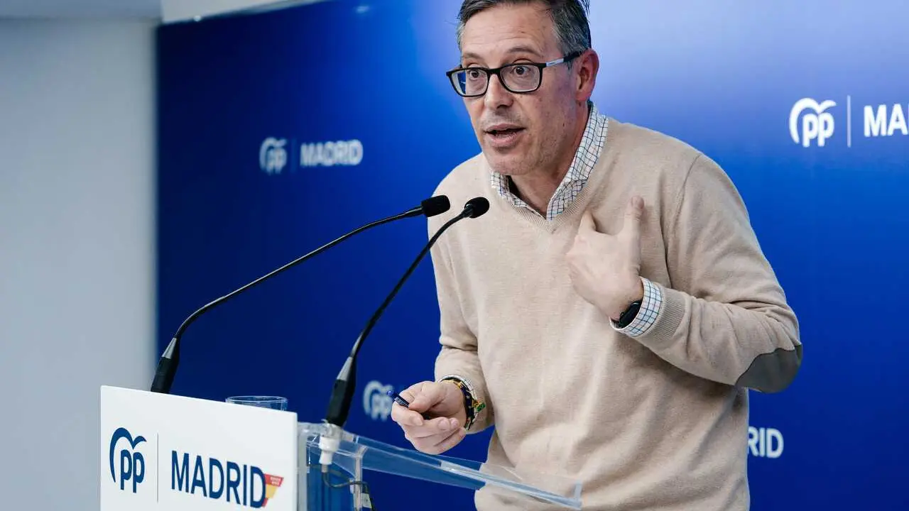El secretario general del PP de Madrid, Alfonso Serrano, durante una rueda de prensa, en la sede del PP, a 6 de febrero de 2026, en Madrid (Espa&ntilde;a). Serrano ha comparecido tras la denuncia de acoso de una exconcejal de M&oacute;stoles contra el alcalde.
