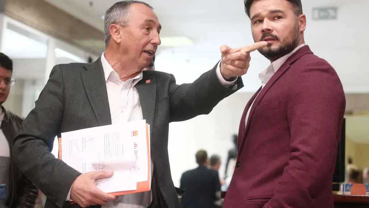 Archivo - El diputado de Comprom&iacute;s, Joan Baldov&iacute; (i), junto al portavoz de ERC en el Congreso, Gabriel Rufi&aacute;n (d)