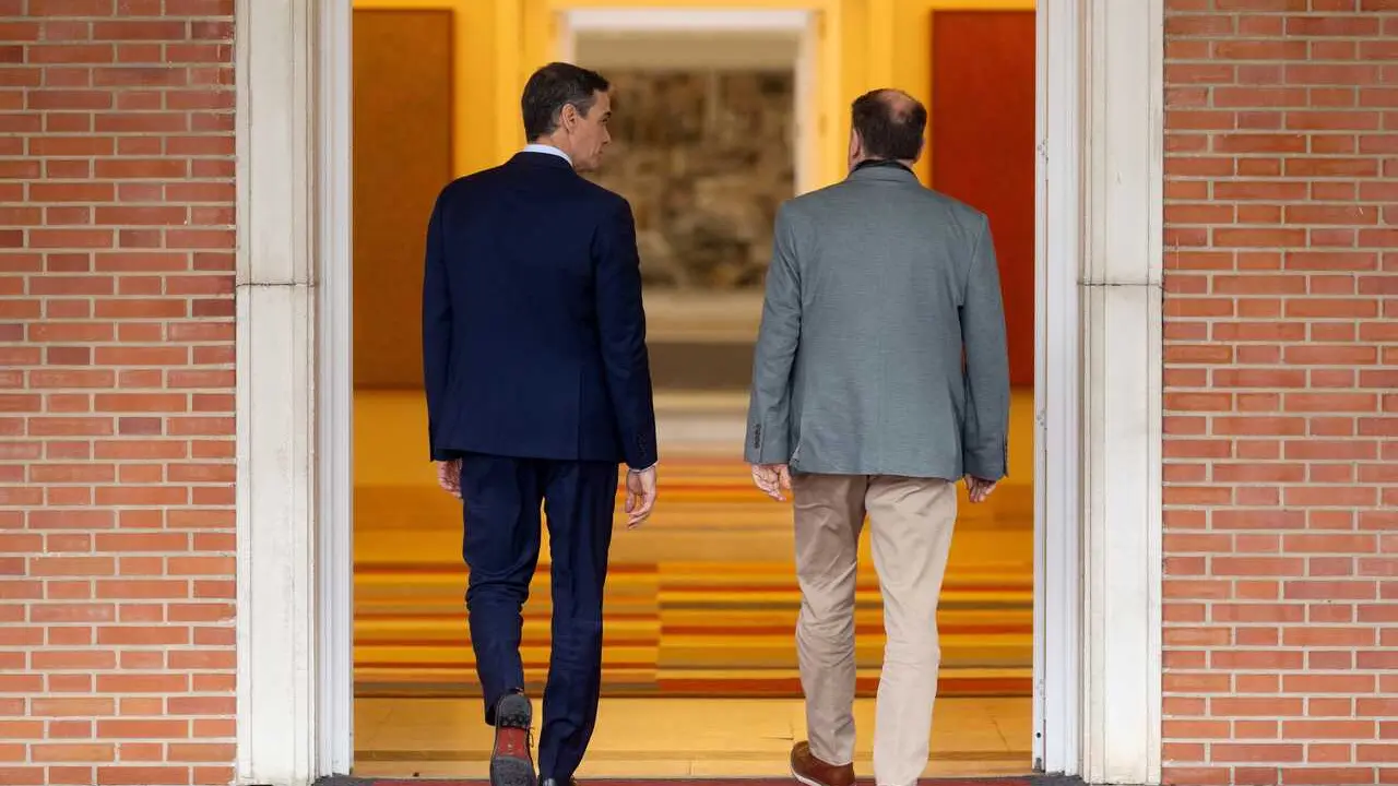 Archivo - El presidente del Gobierno, Pedro S&aacute;nchez, recibe al presidente de Esquerra Republicana de Catalunya (ERC), Oriol Junqueras, en el Palacio de la Moncloa,