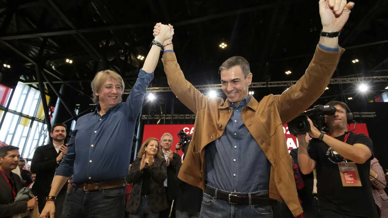 Archivo - El secretario general del PSOE de Castilla y Le&oacute;n y candidato a la Presidencia de la Junta, Carlos Mart&iacute;nez M&iacute;nguez, y el secretario general del PSOE y presidente del Gobierno, Pedro S&aacute;nchez, en un acto de partido en Le&oacute;n.