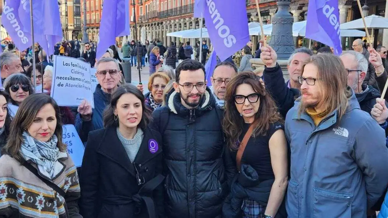 La eurodiputada y secretaria pol&iacute;tica de Podemos, Irene Montero, junto a la secretaria general de la formaci&oacute;n 'morada', Ione Belarra, y el secretario auton&oacute;mico, Miguel &Aacute;ngel Llamas