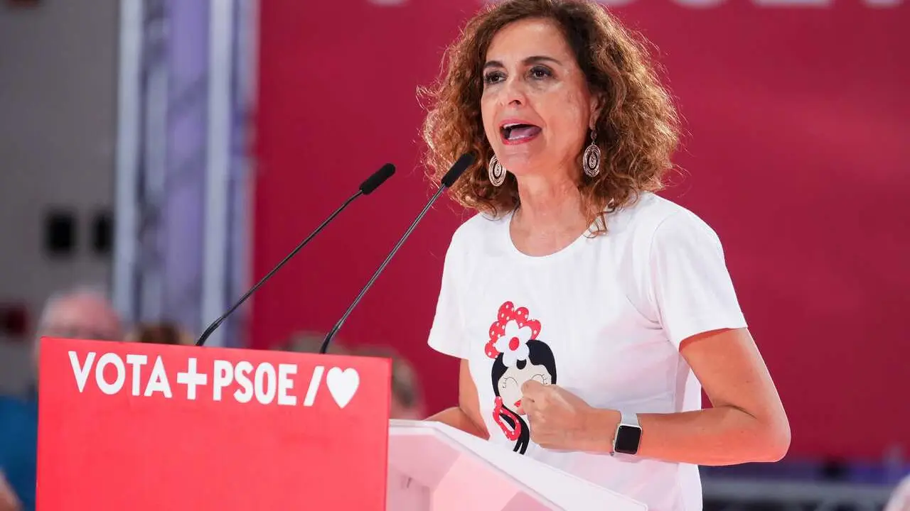 Archivo - La vicepresidenta primera del Gobierno, ministra de Hacienda y vicesecretaria general del PSOE, Mar&iacute;a Jes&uacute;s Montero, en una imagen de archivo de un acto electoral.