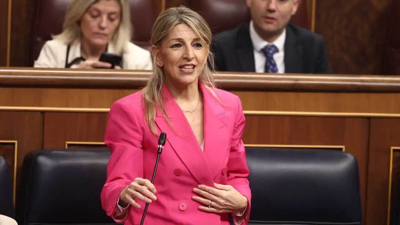 La vicepresidenta segunda y ministra de Trabajo y Econom&iacute;a Social, Yolanda D&iacute;az, interviene durante una sesi&oacute;n de control al Gobierno, en el Congreso de los Diputados, a 18 de febrero de 2026, en Madrid (Espa&ntilde;a).