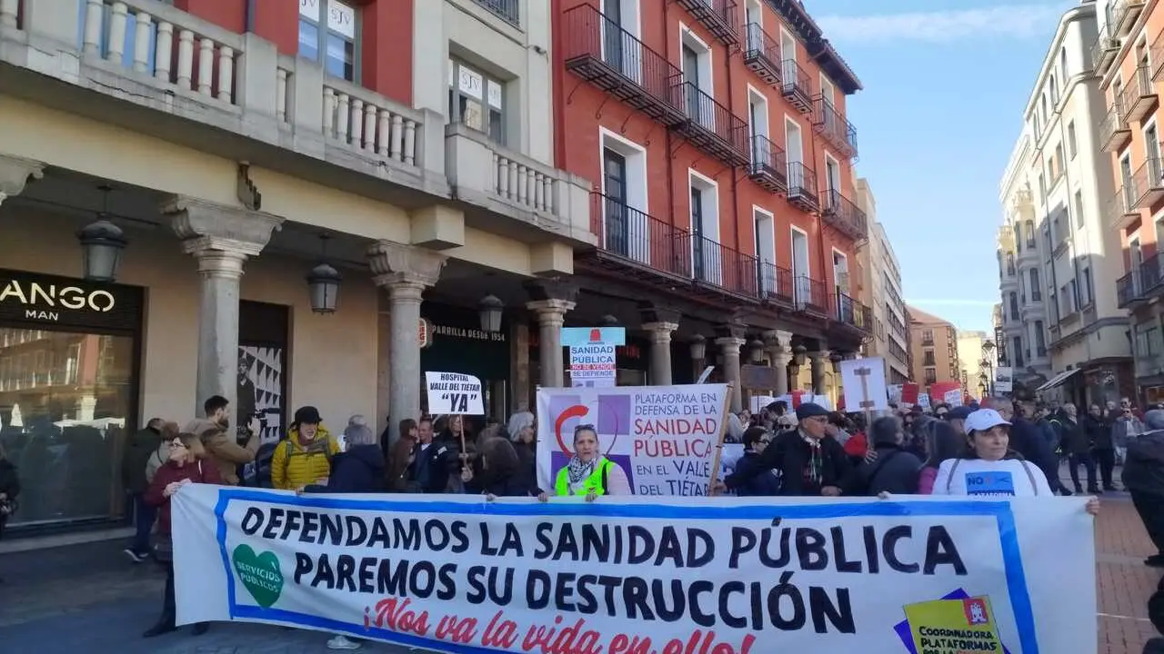 Inicio de la manifestaci&oacute;n en defensa de la sanidad p&uacute;blica en la Plaza Mayor de Valladolid.