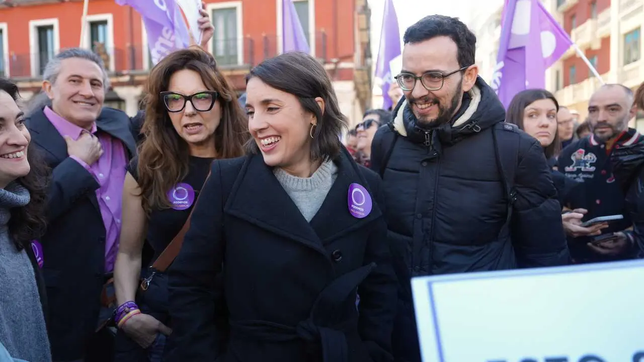 La secretaria pol&iacute;tica de Podemos y eurodiputada, Irene Montero (i), y el coordinador general de la formaci&oacute;n en Castilla y Le&oacute;n Miguel &Aacute;ngel Llamas (d) atienden a los medios durante una concentraci&oacute;n convocada por las Plataformas por la Sanidad P&uacute;blica