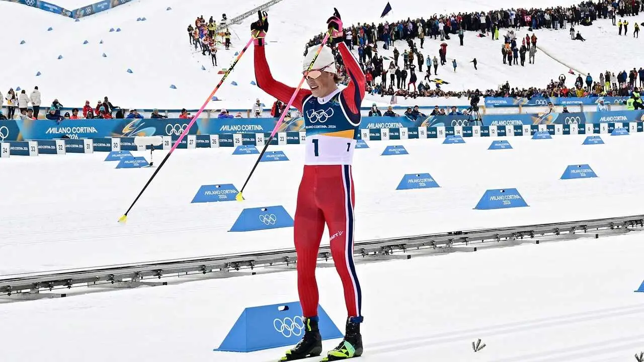 El esquiador noruego Johannes Klaebo celebra su victoria en la prueba de 50 km con salida cl&aacute;sica en los Juegos Ol&iacute;mpicos de Invierno Mil&aacute;n-Cortina 2026, donde conquist&oacute; su sexto oro en la cita italiana.