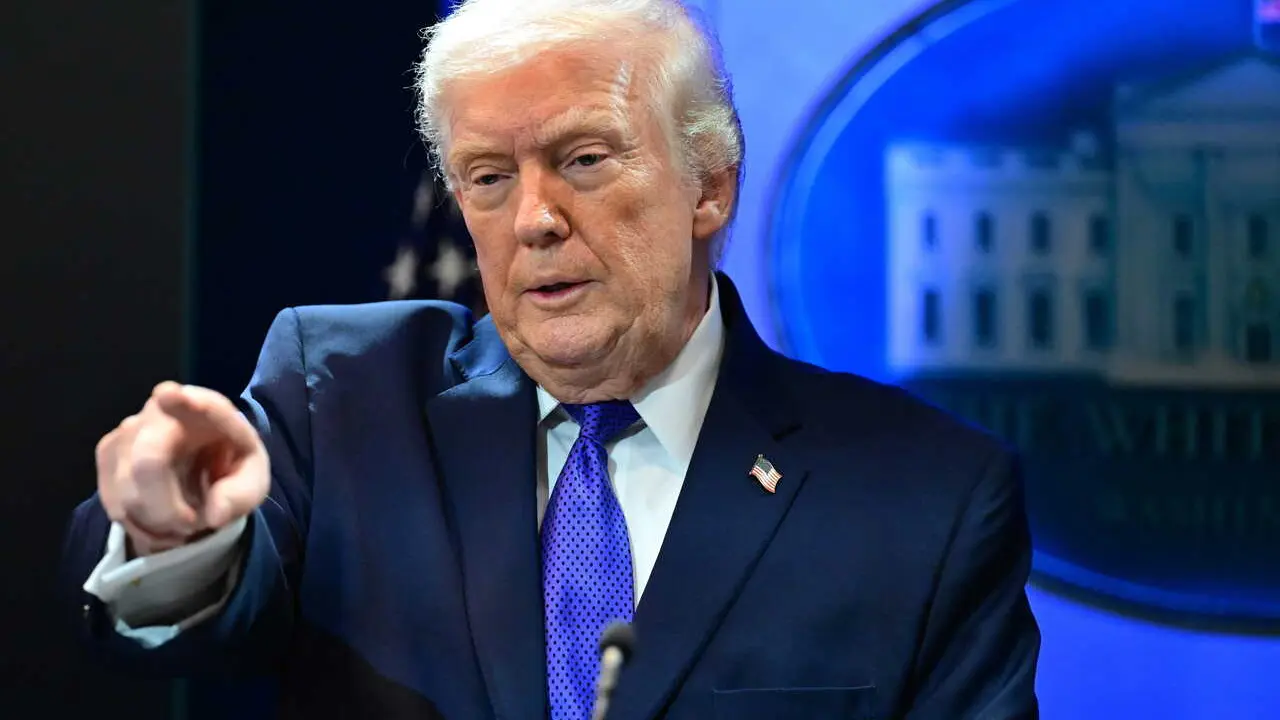 (NEW) US President Donald Trump speaks during a press conference at the White House. February 20, 2026, Washington, D.C., USA: The US Supreme Court struck down Donald Trump&rsquo;s sweeping global tariffs on Friday, undercutting his signature economic policy and delivering the president his biggest legal defeat since he returned to the White House. In turn, Trump said he would impose a new 10% global tariff and that he was &ldquo;ashamed of certain members&rdquo; of the Supreme Court. MANDATORY CREDIT: &ldquo;Kyle Mazza/TheNews2&rdquo;