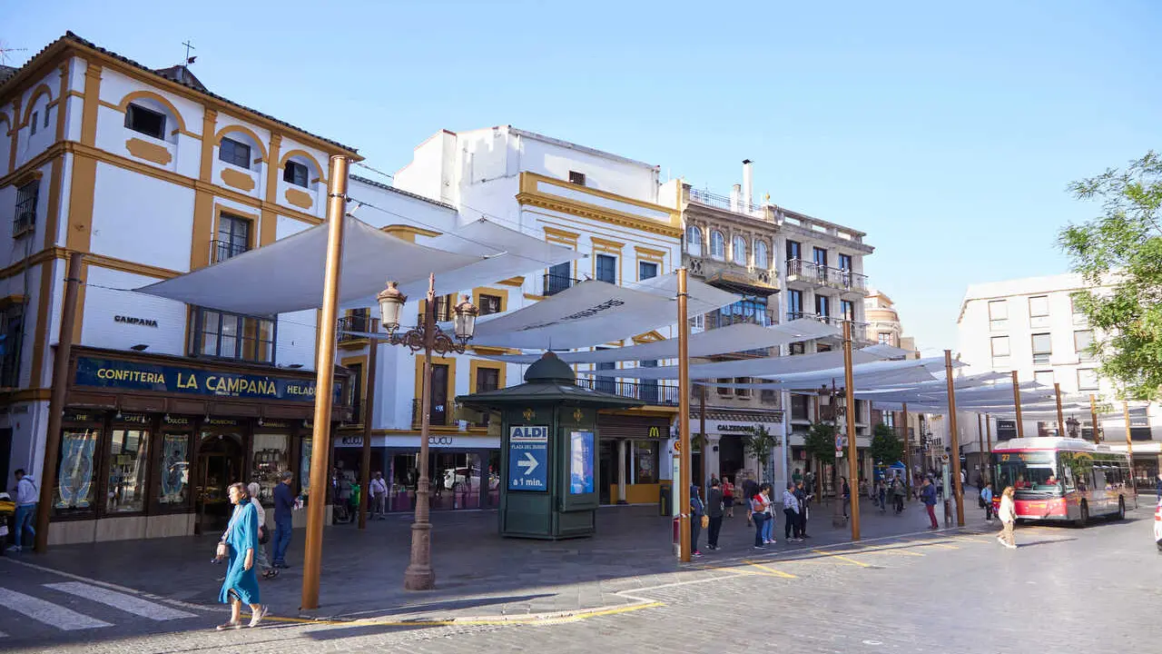 En algunas calles del centro de Sevilla ha empezado a instalarse los toldos para calmar el calor de la primavera y el verano, a 19 de abril de 2023 en Sevilla (Andaluc&iacute;a, Espa&ntilde;a). El ayuntamiento de Sevilla ha comenzado con instalaci&oacute;n de los toldos en algunas del centro de Sevilla. La calle Sierpes, Tetu&aacute;n, plaza de la Campana o plaza de San Francisco, ser&aacute; parte de los enclaves donde se instalar&aacute;n los toldos.