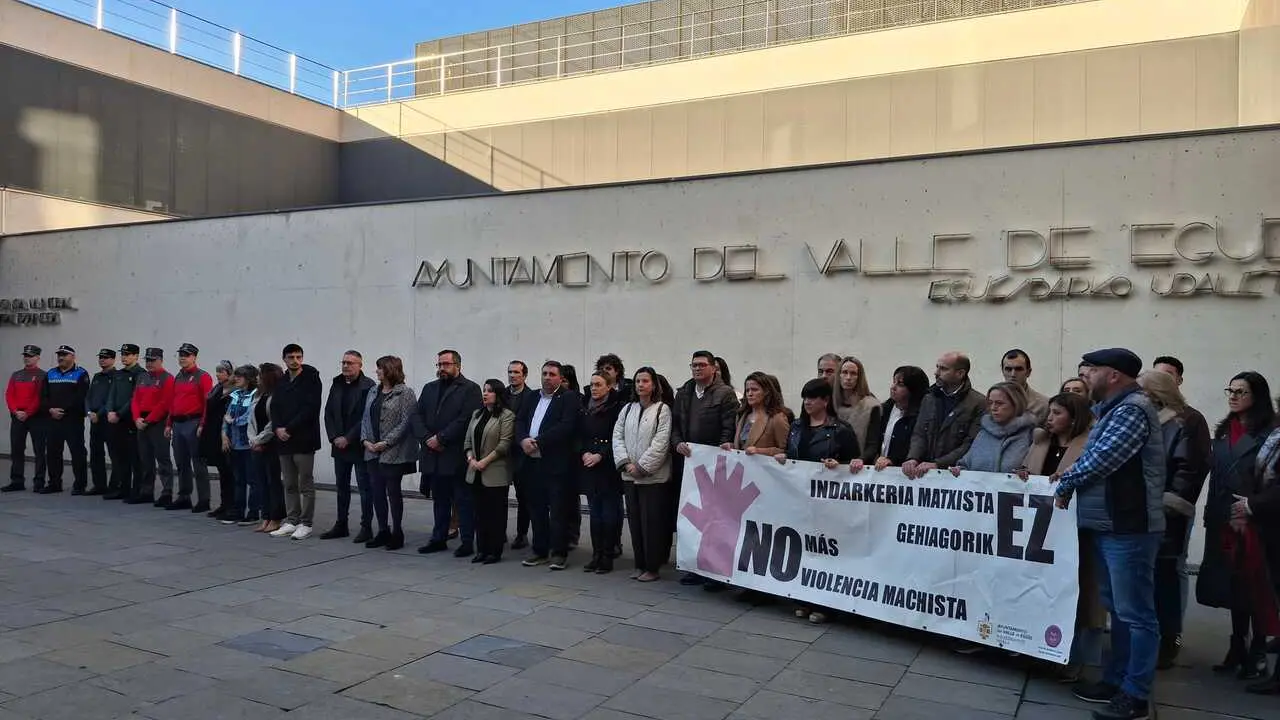 Concentraci&oacute;n en protesta por el asesinato de una mujer en Sarriguren.