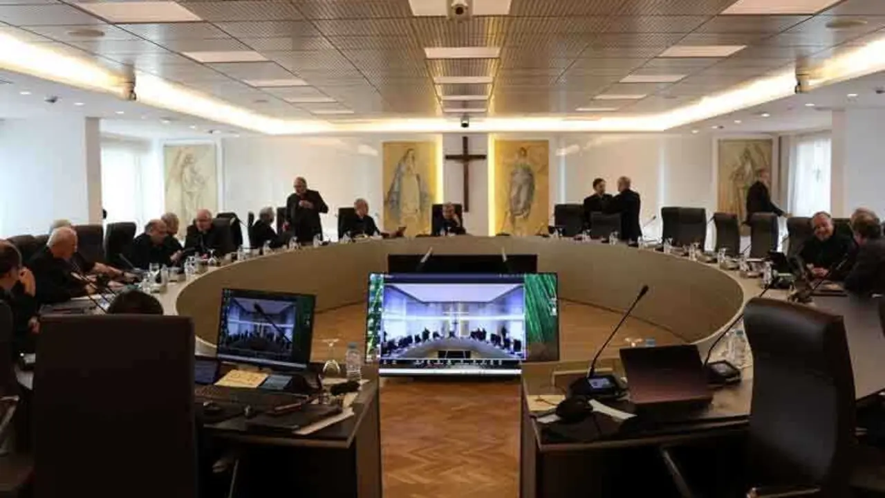 Una reuni&oacute;n de la Comisi&oacute;n Permanente de la CEE.