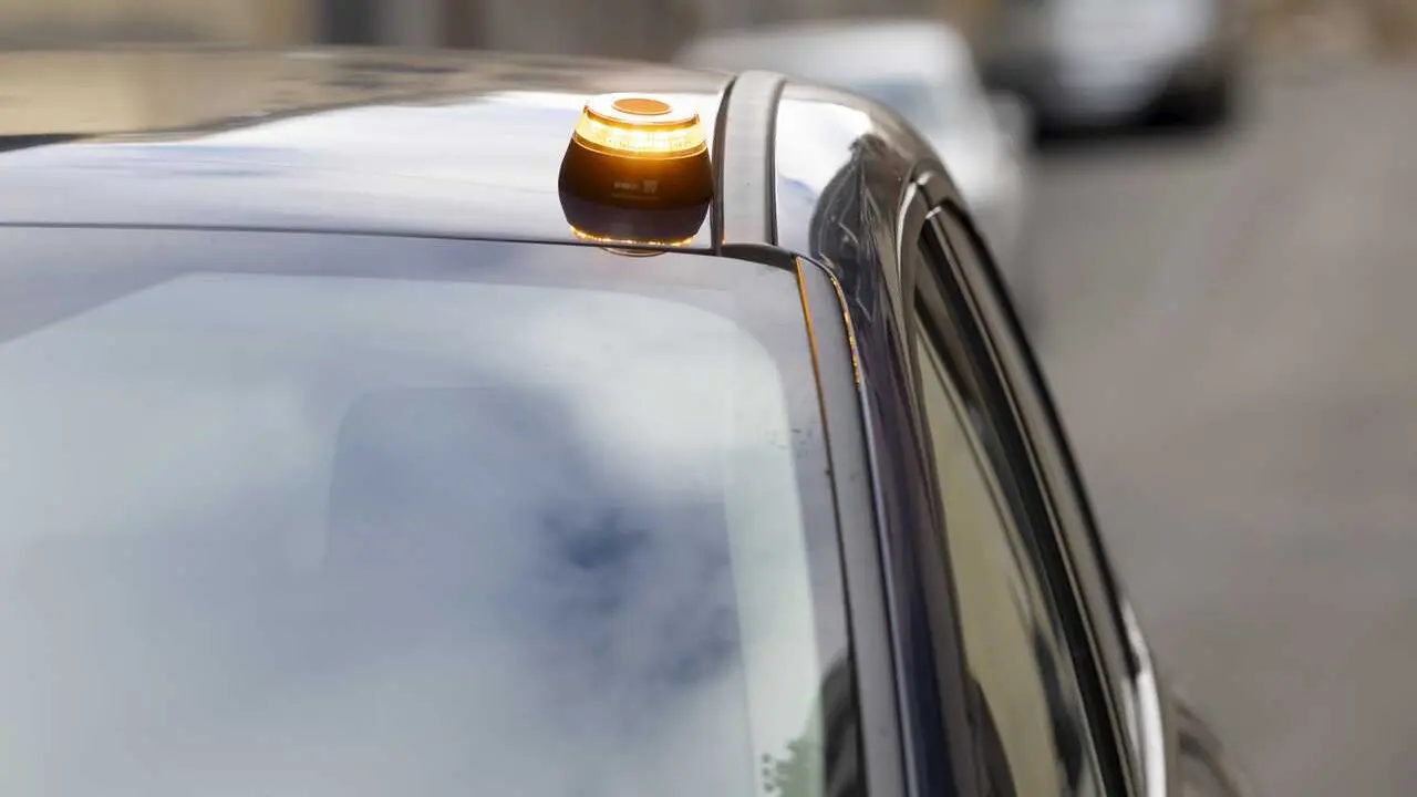 Archivo - Baliza V16 de emergencia para veh&iacute;culos, a 21 de noviembre de 2025, en Madrid (Espa&ntilde;a). La baliza V16 conectada ser&aacute; obligatoria a partir del 1 de enero de 2026 para se&ntilde;alizar aver&iacute;as o situaciones de emergencia en carretera, en sustituci&oacute;n de l