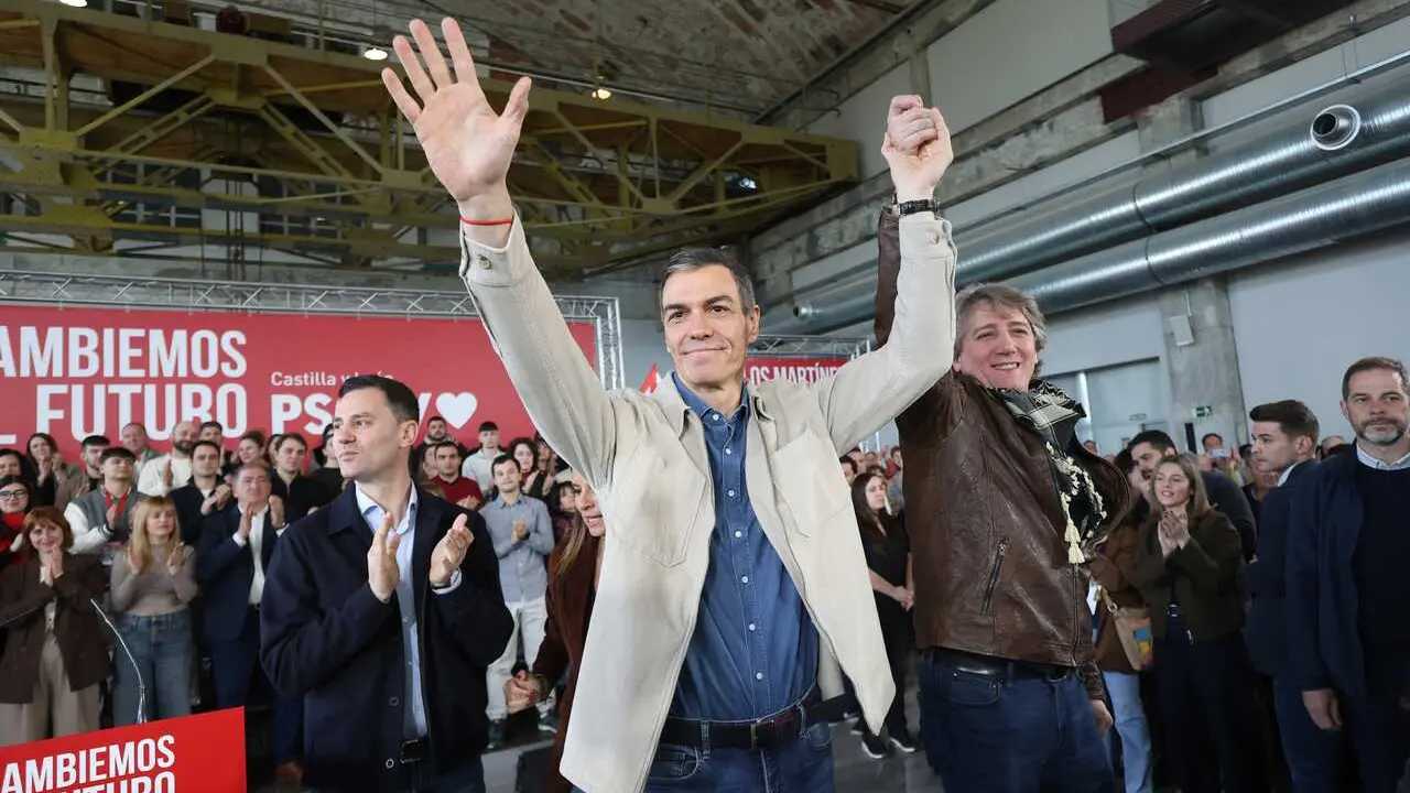 El secretario general del PSOE y presidente del Gobierno de Espa&ntilde;a, Pedro S&aacute;nchez (c), acompa&ntilde;ado del secretario general del PSOE de Castilla y Le&oacute;n, alcalde de Soria y candidato a la presidencia de la Junta de Castilla y Le&oacute;n, Carlos Mart&iacute;nez 