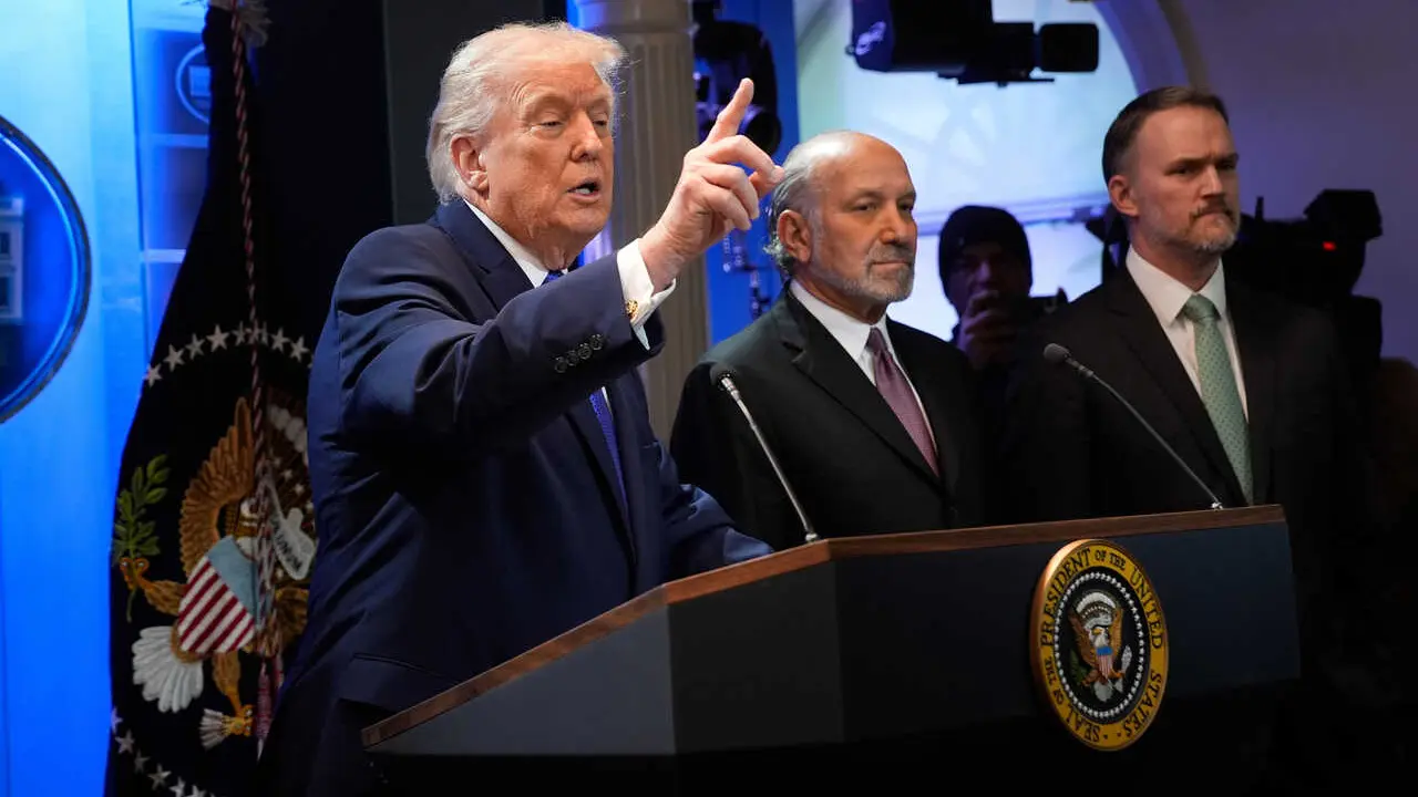 De izquierda a derecha, el presidente de EEUU, Donald Trump; el secretario de Comercio, Howard Lutnick, y el representante de Comercio, Jamieson Greer 