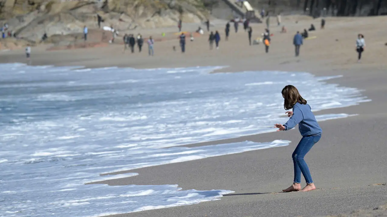 A Coru&ntilde;a
Buen tiempo en Galicia
Gente disfrutando de un d&iacute;a soleado en la playa del Orz&aacute;n
16/02/2021
Foto: M. Dylan / Europa Press