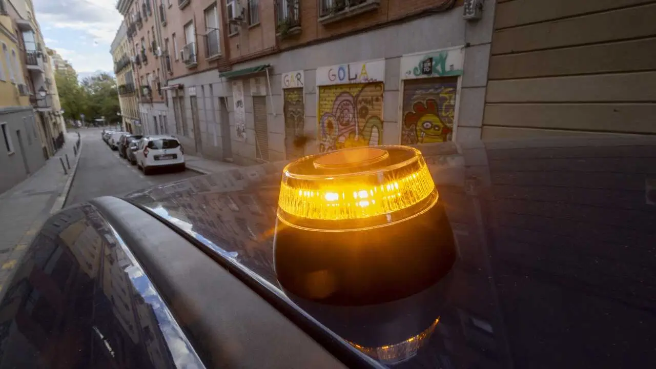 Archivo - Baliza V16 de emergencia para veh&iacute;culos, a 21 de noviembre de 2025, en Madrid (Espa&ntilde;a). La baliza V16 conectada ser&aacute; obligatoria a partir del 1 de enero de 2026 para se&ntilde;alizar aver&iacute;as o situaciones de emergencia en carretera, en sustituci&oacute;n de l