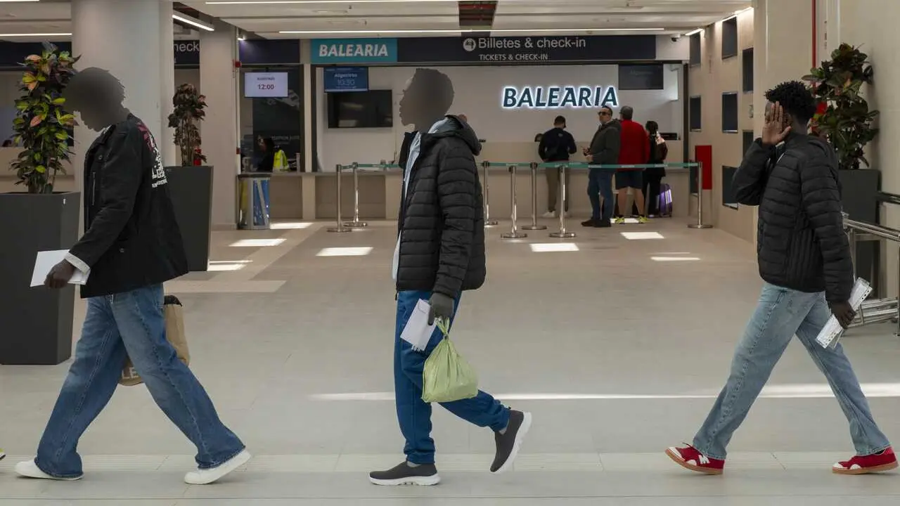 J&oacute;venes sudaneses a su salida del Centro Temporal de Inmigrantes (CETI) de Ceuta, a 19 de febrero de 2026, en Ceuta (Espa&ntilde;a). 