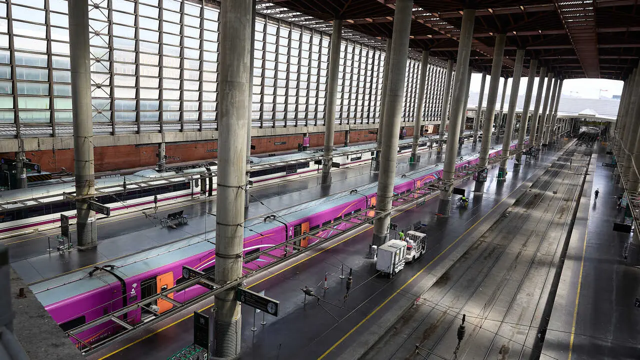 Archivo - Un tren en la Estaci&oacute;n de Madrid - Puerta de Atocha - Almudena Grandes
