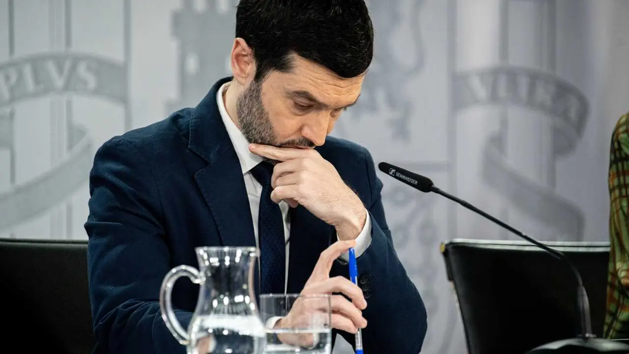 El ministro de Derechos Sociales, Consumo y Agenda 2030, Pablo Bustinduy, durante una rueda de prensa tras la reuni&oacute;n del Consejo de Ministros, a 10 de febrero de 2026, en Madrid (Espa&ntilde;a). 