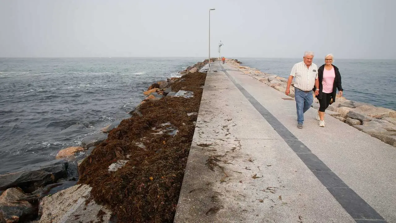 Foz, Lugo. Las mareas vivas de septiembre est&aacute;n siendo excepcionalmente altas este a&ntilde;o. Hace 19 a&ntilde;os que la crecida del mar no era tan elevada como este a&ntilde;o. Pese a todo, la ausencia de mar de fondo ha permitido a curiosos y espectadores disfrutar de estampas curiosas y no habituales en la costa. En la imagen, curiosos y espectadores en el espig&oacute;n de Foz durante la pleamar, junto a la Playa de A Rapadoira, en la tarde del jueves 19 de septiembre
