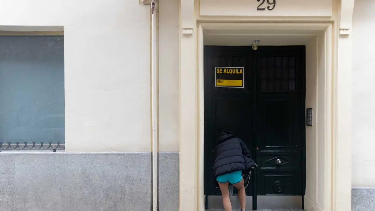 Archivo - Una persona pasa a un edificio donde hay un cartel de &lsquo;Se alquila&rsquo;, a 10 de marzo de 2025, en Madrid (Espa&ntilde;a).