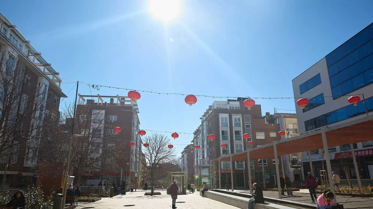 Decoraci&oacute;n en el barrio de Usera, a 17 de febrero de 2026, en Madrid (Espa&ntilde;a). 