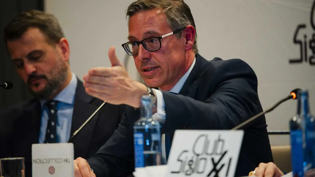 El secretario general del PP de Madrid, Alfonso Serrano, durante un coloquio organizado por la Comisi&oacute;n de Debates del Club Siglo XXI, a 23 de febrero de 2026, en Madrid (Espa&ntilde;a).