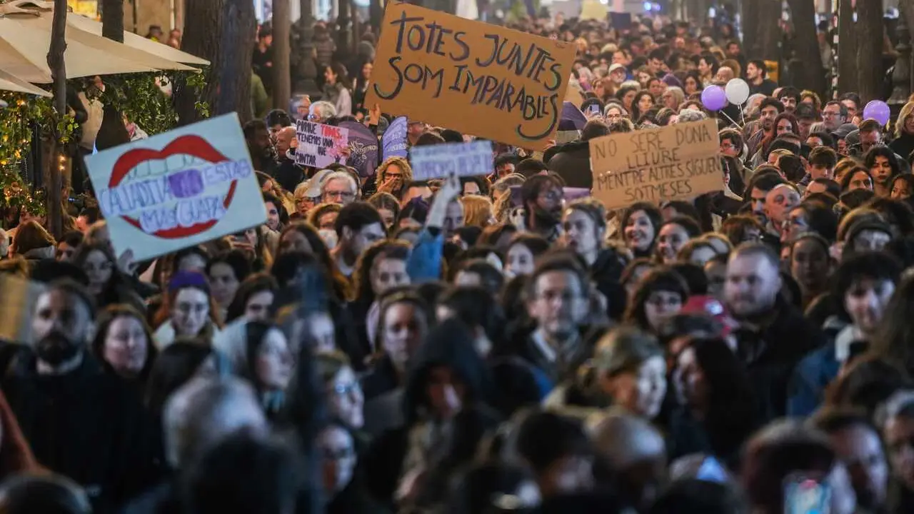 Archivo - Decenas de personas durante la manifestaci&oacute;n de la Coordinadora Feminista de Valencia por el 8M en la convocatoria de 2025.