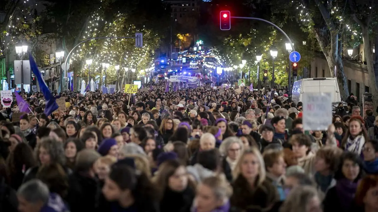 Archivo - Cientos de personas durante una concentraci&oacute;n por el d&iacute;a de la Eliminaci&oacute;n de la violencia contra las Mujeres, a 25 de noviembre de 2025, en Madrid (Espa&ntilde;a). 