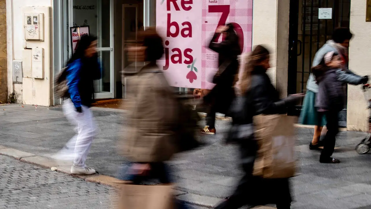 Archivo - Imagen de comercios en las rebajas de enero