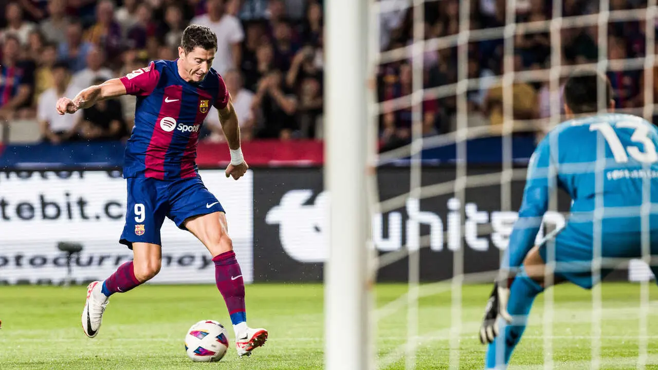 Archivo - Robert Lewandoski of Fc Barcelona in action during the Spanish league, La Liga EA Sports, football match played between FC Barcelona and Real Betis at Estadi Olimpic Lluis Company on September 16, 2023 in Barcelona, Spain.