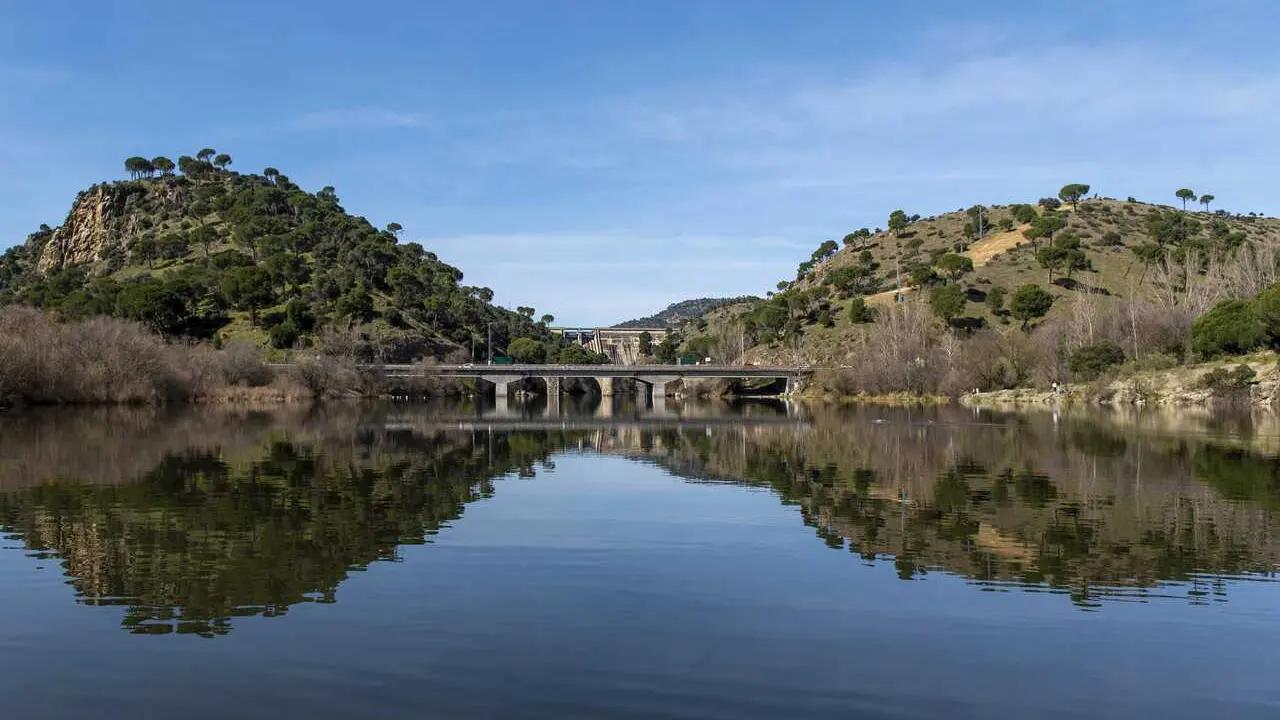 Embalse de Picadas y presa de San Juan, a 22 de febrero de 2026, en Pelayos de la Presa, Madrid (Espa&ntilde;a).