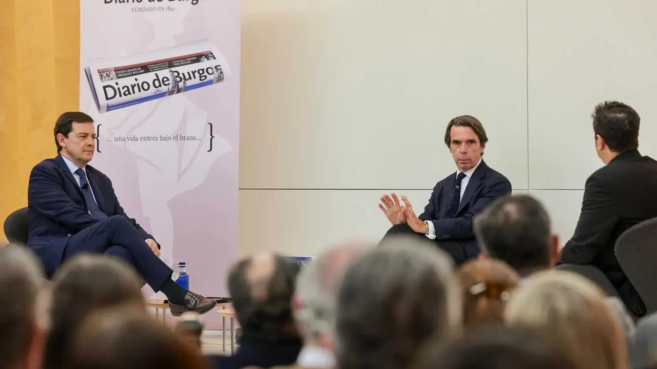 El expresidente del Gobierno Jos&eacute; Mar&iacute;a Aznar junto al presidente del PP de Castilla y Le&oacute;n, Alfonso Fern&aacute;ndez Ma&ntilde;ueco, durante un coloquio celebrado en Burgos