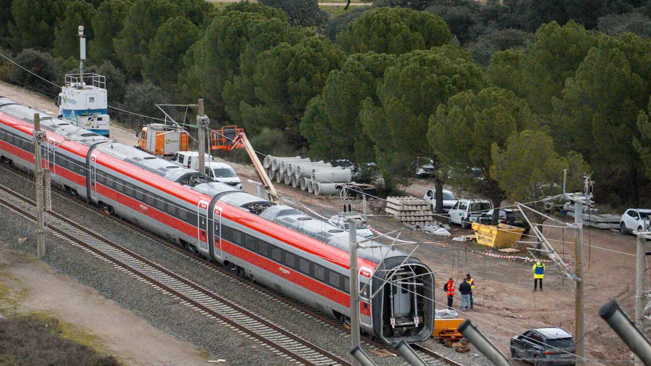 Archivo - Trabajadores realizan tareas de retirada de los vagores en el punto de las v&iacute;as donde tuvo lugar el accidente de trenes de Adamuz.