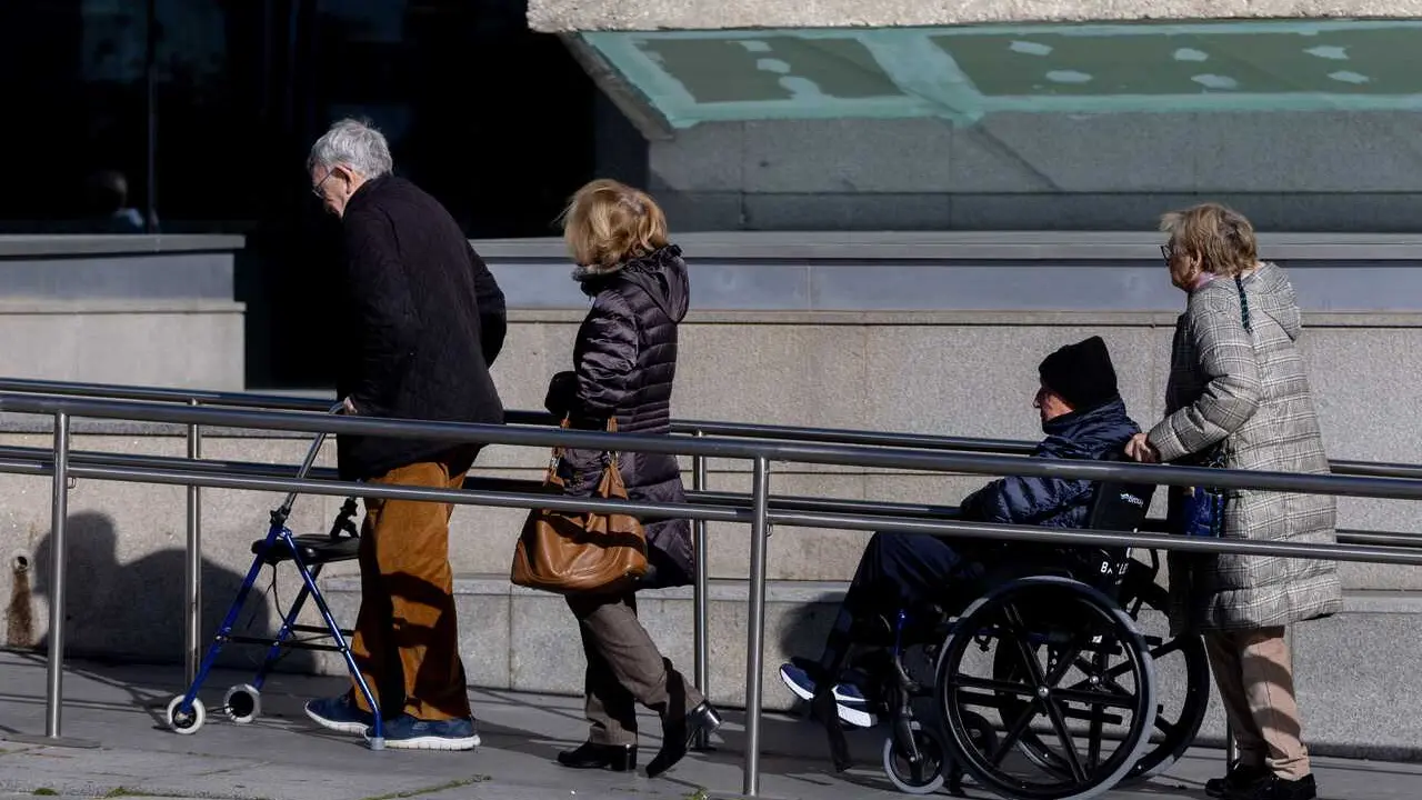 Archivo - Pensionistas en una calle de Madrid