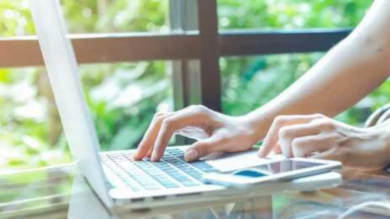 Archivo - Una mujer trabajando en el ordenador