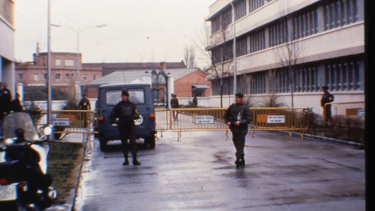 Archivo - Cord&oacute;n policial tras el intento de Golpe de Estado del 23F.