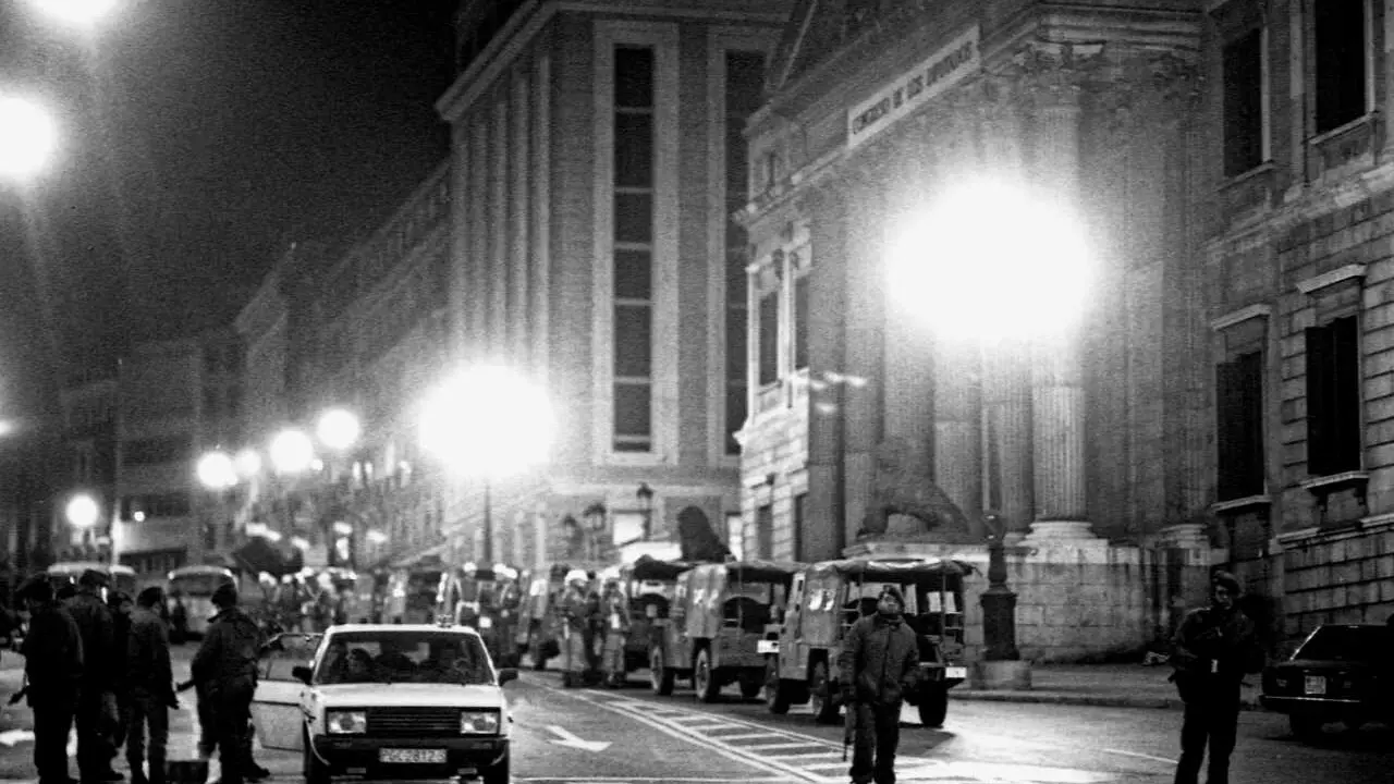 23 FEBRERO 1981 - MADRID, ESPA&Ntilde;A: Miembros del Grupo Especial de Operaciones de la Polic&iacute;a Nacional (GEO) vigilan el exterior del Congreso de los Diputados.