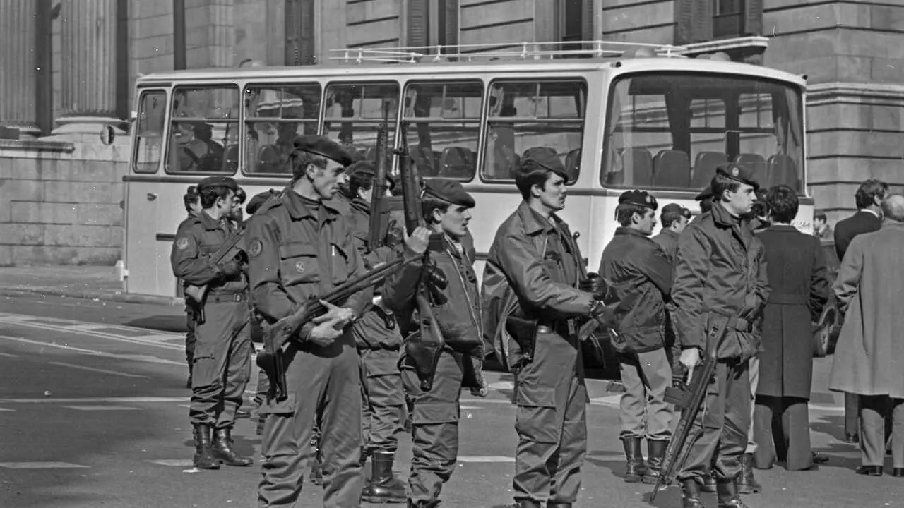 Archivo - 23 DE FEBRERO DE 1981: Im&aacute;genes del cord&oacute;n policial que rodea el Congreso de los diputados en donde se produjo el intento de Golpe de Estado por parte del Teniente Coronel de la Guardia Civil, Antonio Tejero.