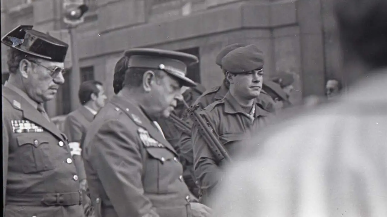 Archivo - Im&aacute;genes del cord&oacute;n policial que rodeaba el Congreso edurante el intento de Golpe de Estado por parte del Teniente Coronel de la Guardia Civil Antonio Tejero.