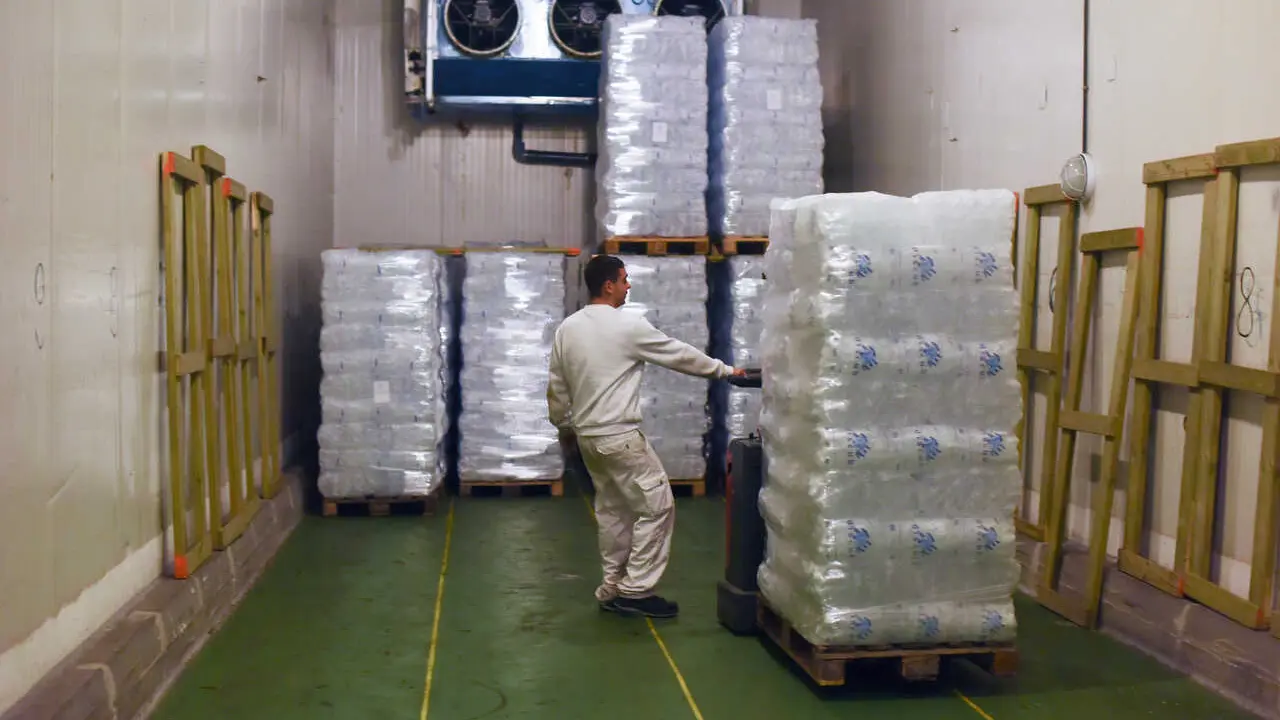 Archivo - Un trabajador tira de un pal&eacute; de hielos en la f&aacute;brica de hielo &lsquo;Eurofr&iacute;o Blasco&rsquo;, a 6 de agosto de 2022, en San Fernando de Henares, Madrid (Espa&ntilde;a). 