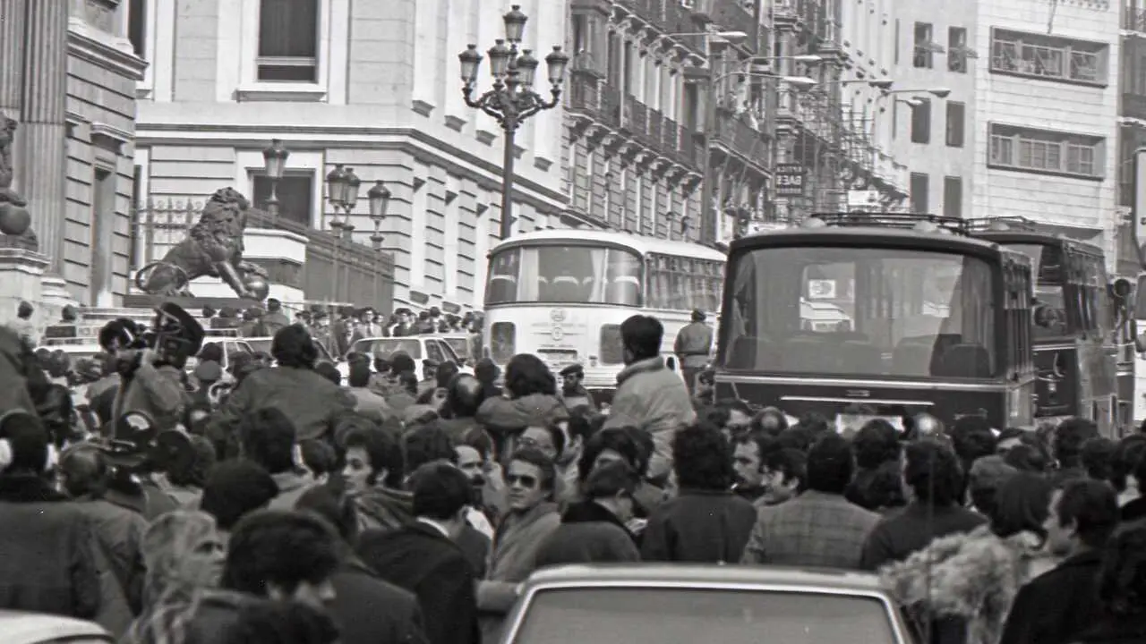 Archivo - MADRID, ESPA&Ntilde;A - 23 DE FEBRERO DE 1981: Im&aacute;genes del cord&oacute;n policial que rodea el Congreso de los diputados en donde se est&aacute; produciendo el intento de Golpe de Estado por parte del Teniente Coronel de la Guardia Civil, Antonio Tejero.