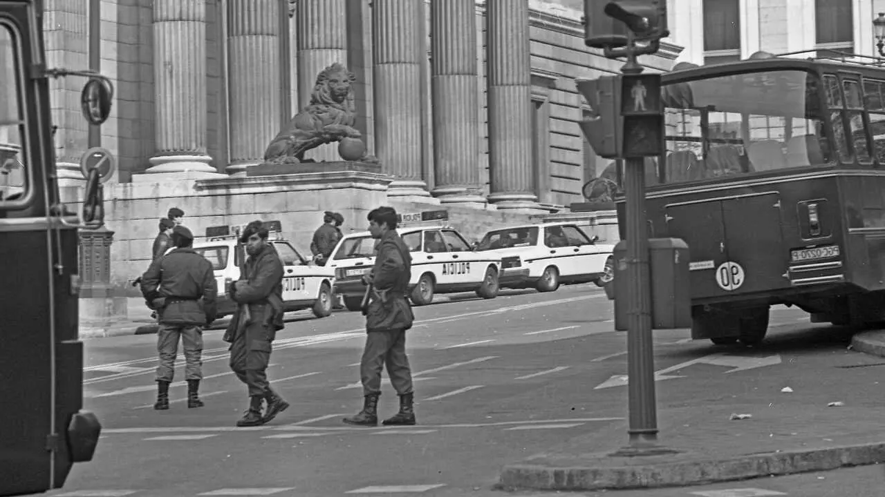 Archivo - MADRID, ESPA&Ntilde;A - 23 DE FEBRERO DE 1981: Im&aacute;genes del cord&oacute;n policial que rodea el Congreso de los diputados en donde se est&aacute; produciendo el intento de Golpe de Estado por parte del Teniente Coronel de la Guardia Civil, Antonio Tejero.