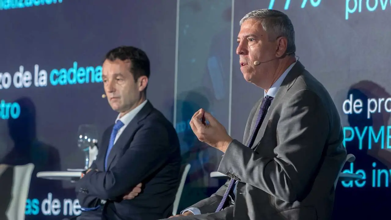 Archivo - (I-D) El presidente de Indra, &Aacute;ngel Escribano, y el consejero delegado de Indra Group, Jos&eacute; Vicente de los Mozos