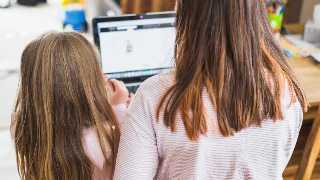 Archivo - Dos ni&ntilde;as delante de un ordenador