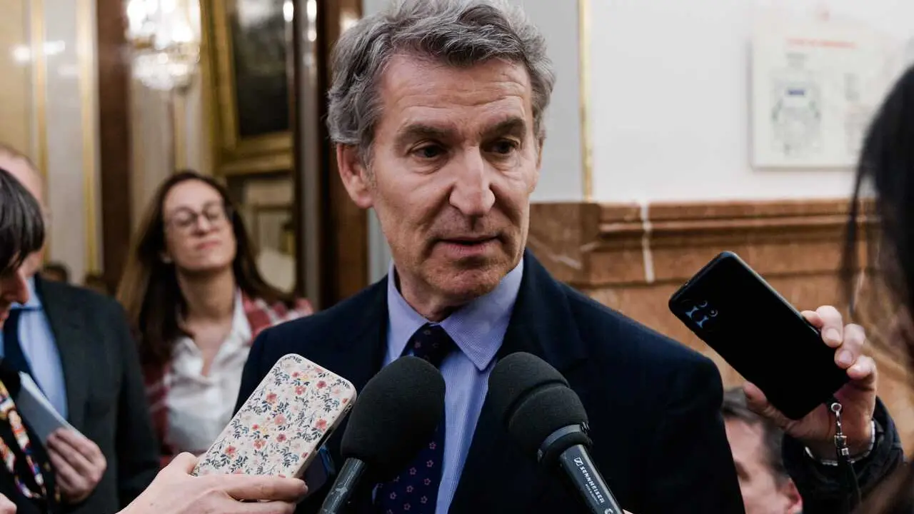 El presidente del PP, Alberto N&uacute;&ntilde;ez Feij&oacute;o, atiende a los medios de comunicaci&oacute;n a su llegada a una sesi&oacute;n plenaria en el Congreso de los Diputados, a 24 de febrero de 2026, en Madrid (Espa&ntilde;a).