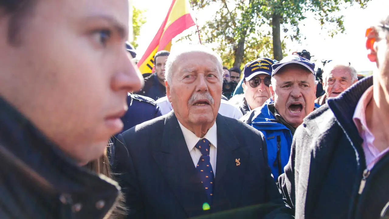 Archivo - El coronel retirado de la Guardia Civil Antonio Tejero, autor del golpe de Estado fallido del 23-F, en el cementerio de El Pardo-Mingorrubio antes de la rehinumaci&oacute;n de Franco.