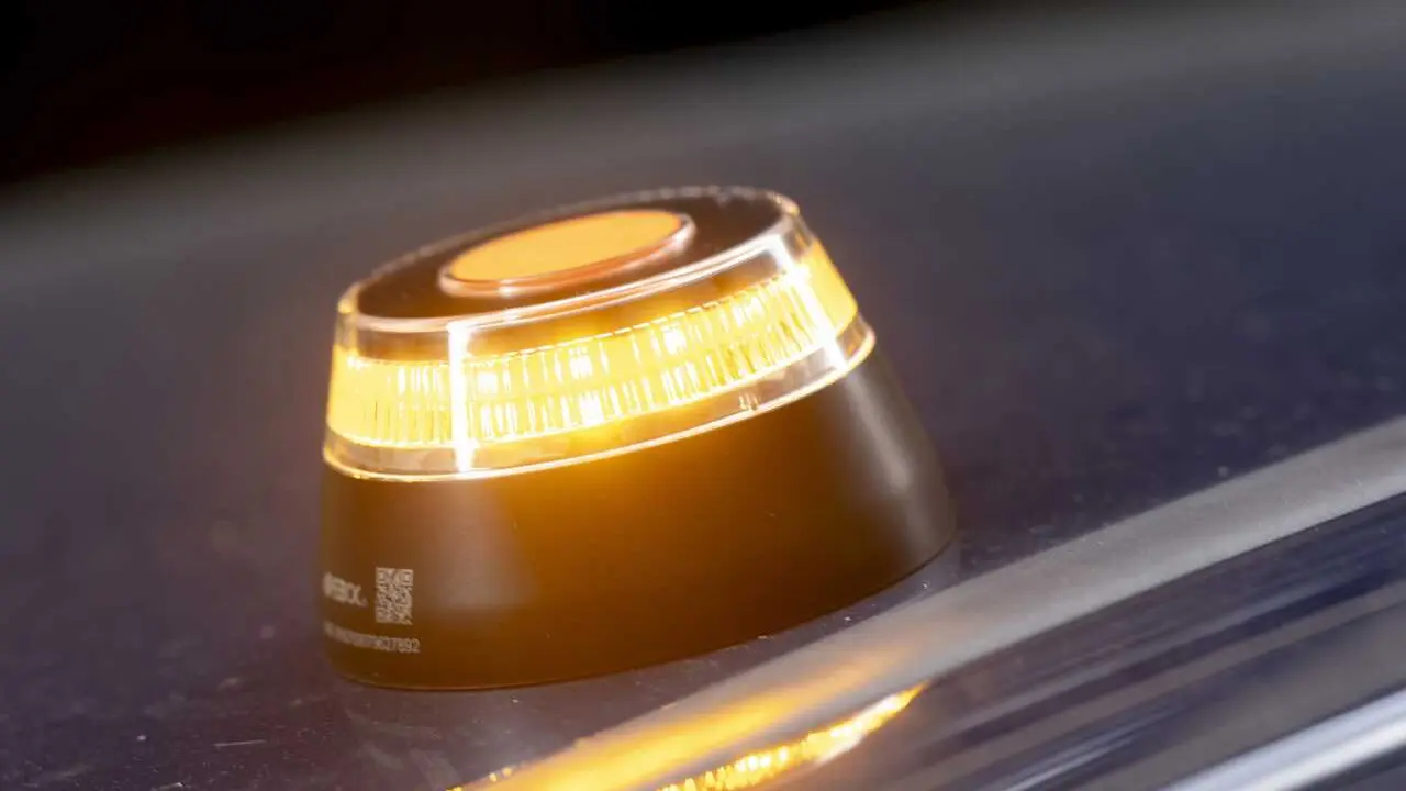 Archivo - Baliza V16 de emergencia para veh&iacute;culos, a 21 de noviembre de 2025, en Madrid (Espa&ntilde;a). 