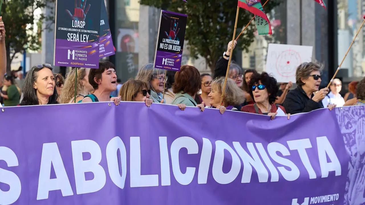 Archivo - Concentraci&oacute;n convocada por el Movimiento Feminista de Madrid (MFM) para pedir la abolici&oacute;n de la prostituci&oacute;n en la Plaza de Callao, a 11 de octubre de 2025, en Madrid (Espa&ntilde;a). Las feministas madrile&ntilde;as han enviado una carta a todos los grupos