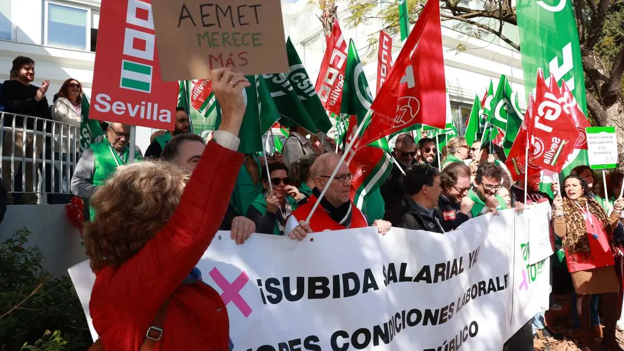 Miembros de la plantilla de la Agencia Estatal de Meteorolog&iacute;a (Aemet) se concentra a las puertas de la delegaci&oacute;n. A 19 de febrero de 2026, en Sevilla (Andaluc&iacute;a, Espa&ntilde;a). 
