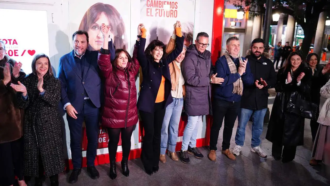 (I-D) El ministro de Transportes y Movilidad Sostenible, &Oacute;scar Puente; la candidata del PSOE por Valladolid, Patricia G&oacute;mez Urb&aacute;n; y la ministra de Igualdad, Ana Redondo, durante la pegada de carteles del PSOE en Valladolid.